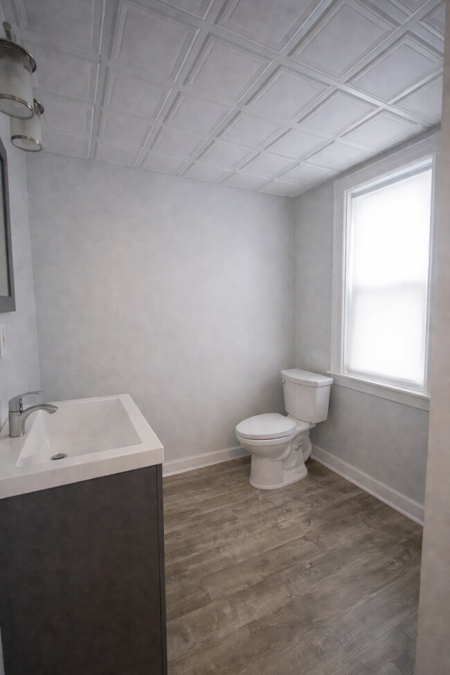 Medio baño y lavandería - 465 E High St Unidad 1