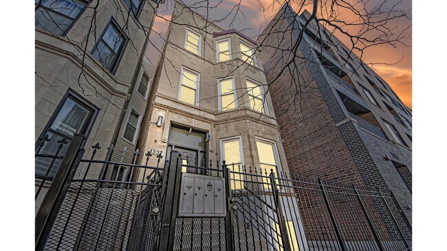 Building Photo - 1337 N Western Ave Unit 3