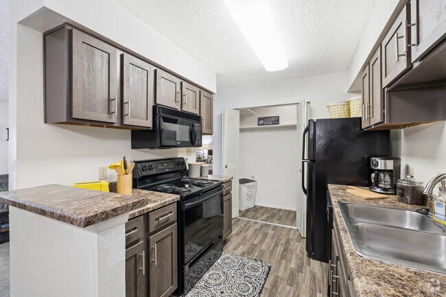 2BR, 2BA - 940SF - Kitchen - Cedar Glade Apts