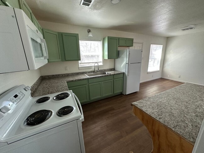 Photo - 3bed 1 bath / NOW AVAILABLE!
