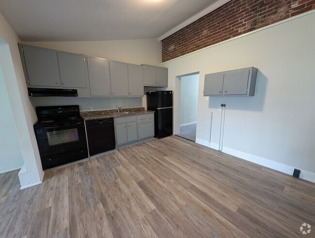 Building Photo - Large 2 Bed 1 Bath Townhome