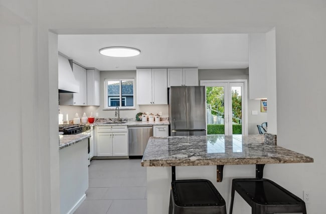 Building Photo - 330 Cuardo Ave