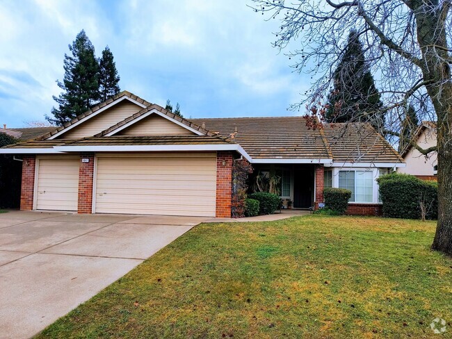 Building Photo - 4 Bedroom Available Now In Roseville! Rental