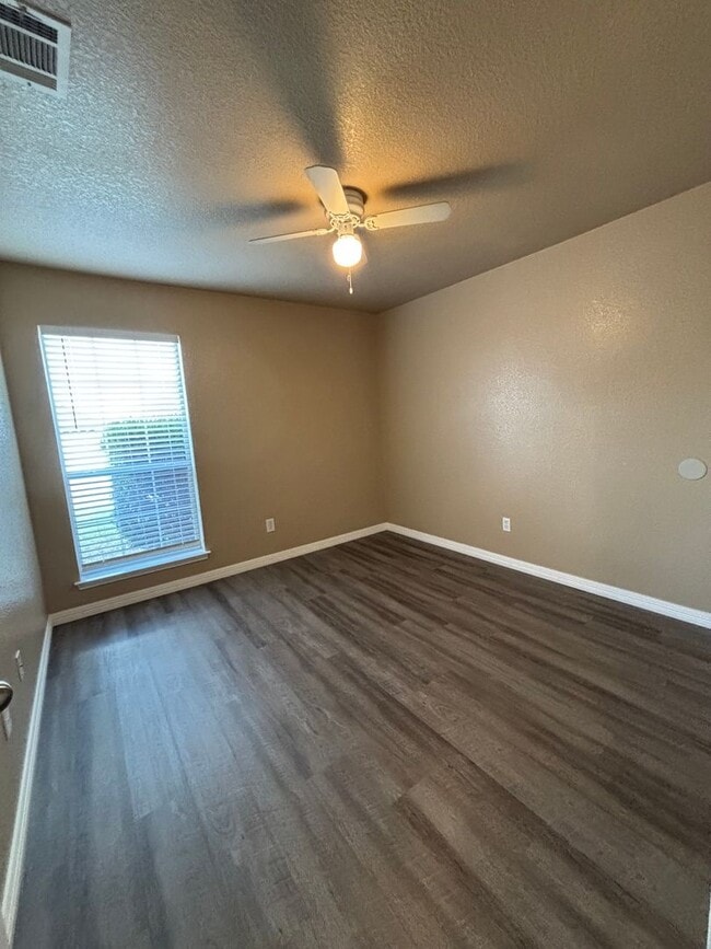 Photo - 525 Bretts Way