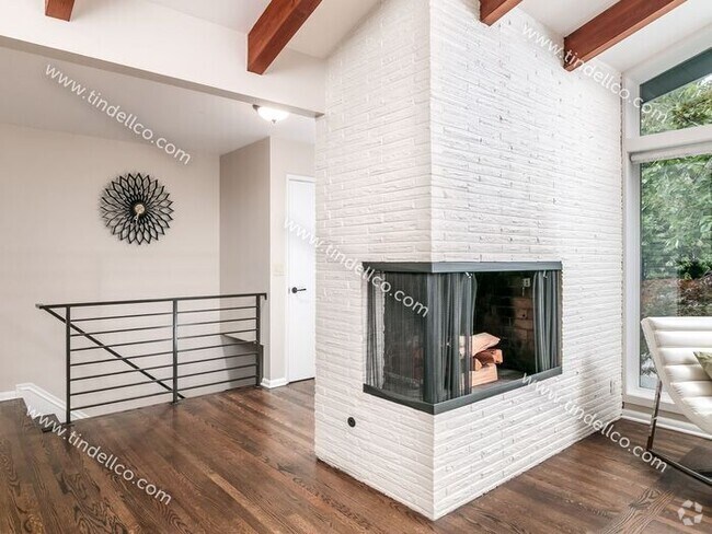 Building Photo - Spacious Mid-Century Modern Home in Counci...