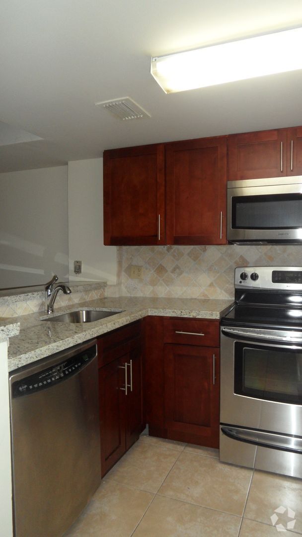 Building Photo - Renovated 2/2 with Balcony & Lake View | L... Rental
