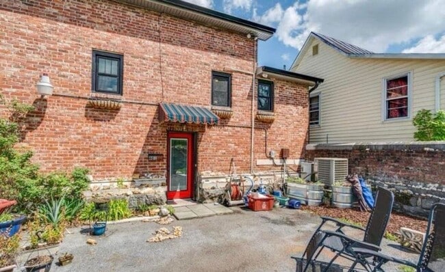 401 W Main St