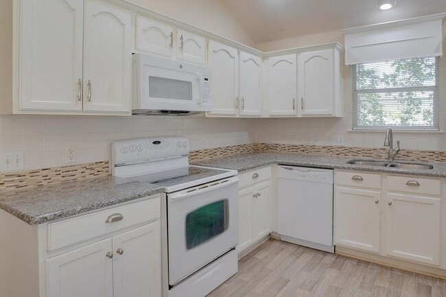 Photo - 402 Hickory Tree Dr