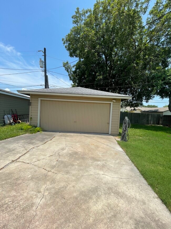 Photo - 1010 Peerman Pl