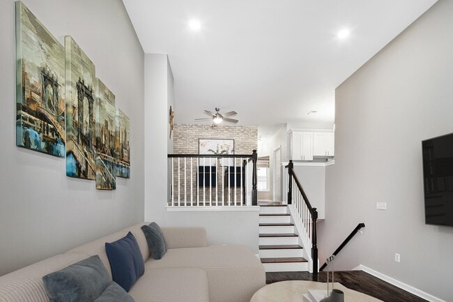 Photo - 276 Roslyn Ct