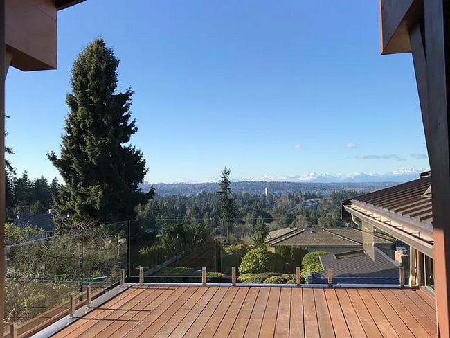 Photo - Elegant 5 beds / 5 bath house in Clyde Hill