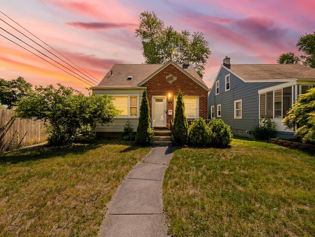 Building Photo - Charming Royal Oak Bungalow Near Downtown!