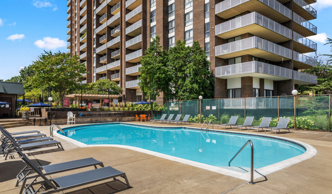 Relax ar your outdoor pool - The Summit Apartments