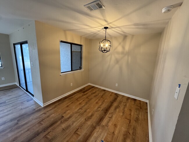 Photo - 1313 Airport Dr