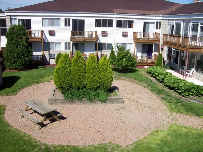 courtyard view - 14555 Champaign Rd Apartamentos Unidad 210