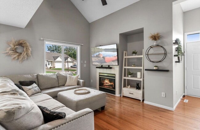 Photo - Elegant 3-Bed Single Family with Fireplace & Hardwood Floors in Shakopee – 2345 Sq Ft of Comfort