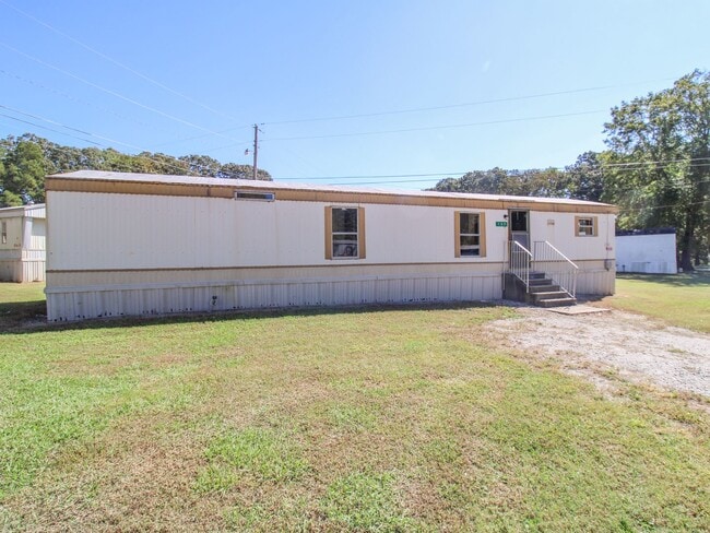 Building Photo - Updated 2BR/1BA Trailer in Muscle Shoals –...