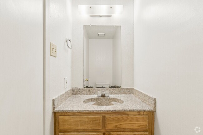 2BR, 1.5BA - 1,100SF - Bathroom