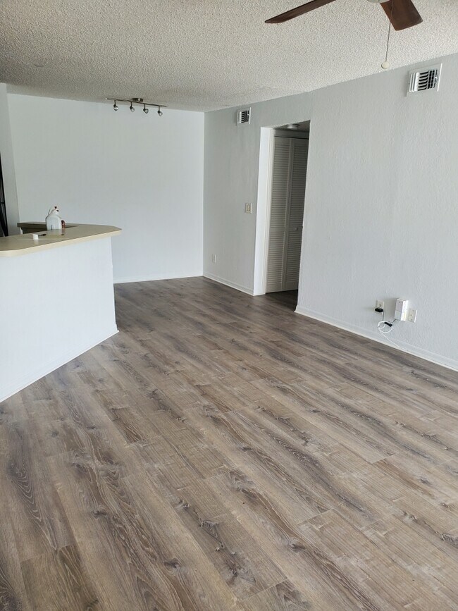 Photo - 4630 Commander Dr Unit 1028