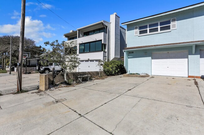 Photo - 208 Hopkins St