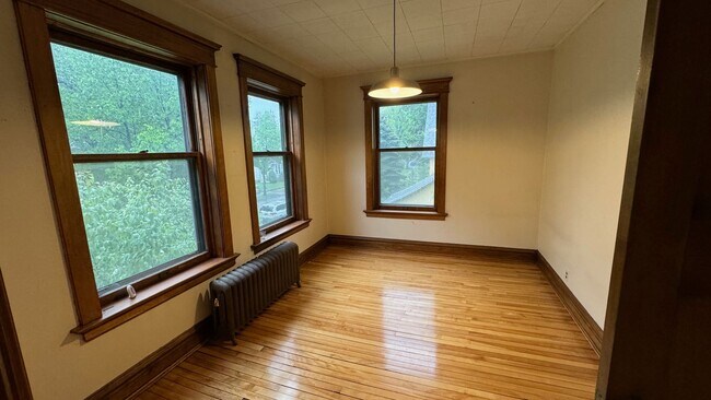 Photo - Belmont Apartments 611 Gertrud, 402 S 6th,... Unit 2