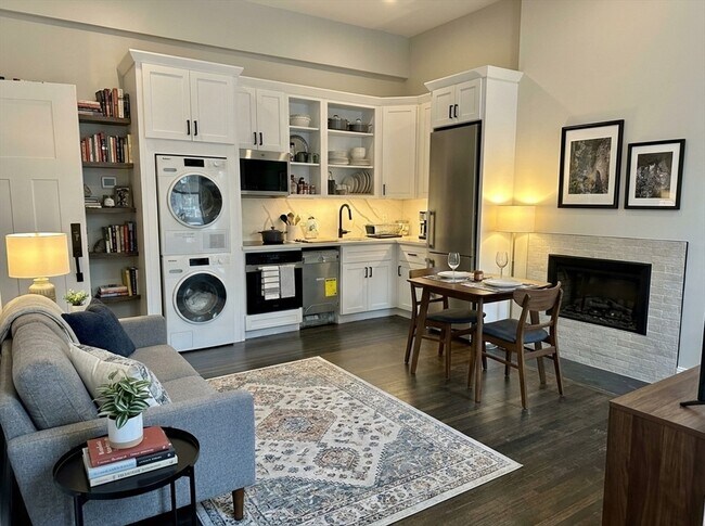 Building Photo - 105 Charles St Unit 1