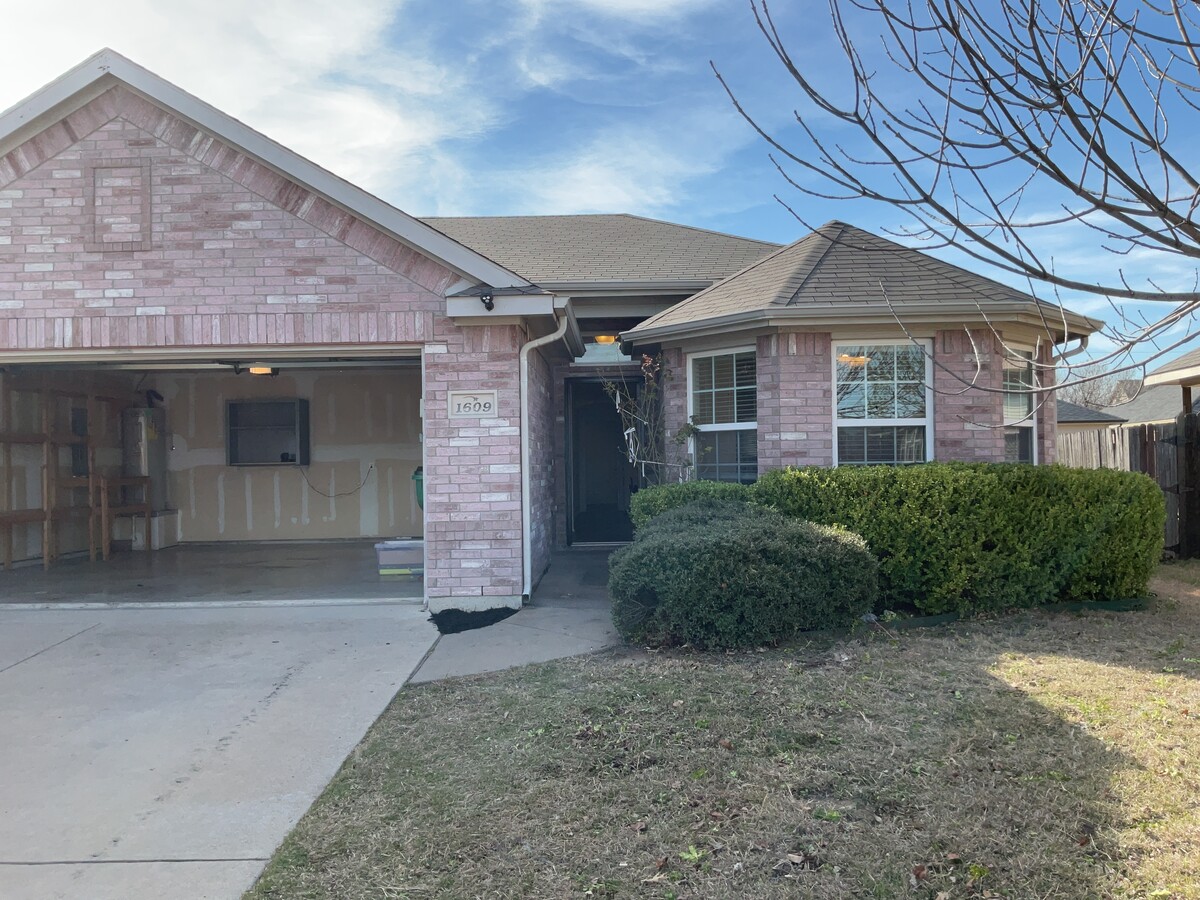 Photo - 1609 Country Hills