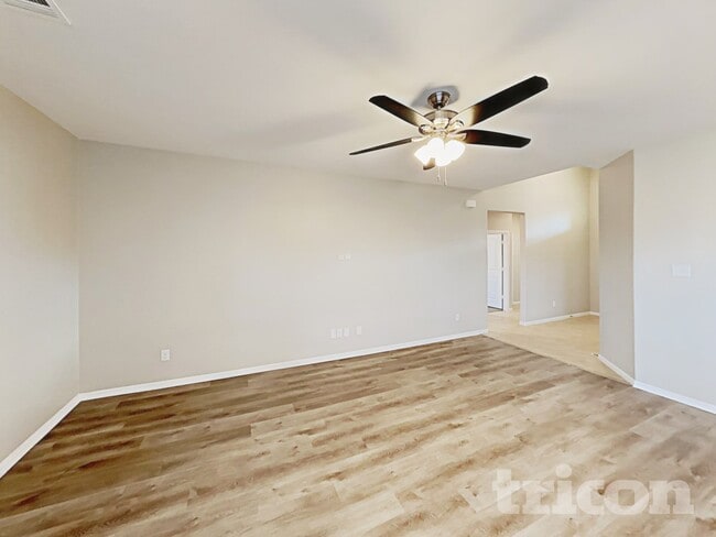 Photo - 304 Foxhunter St