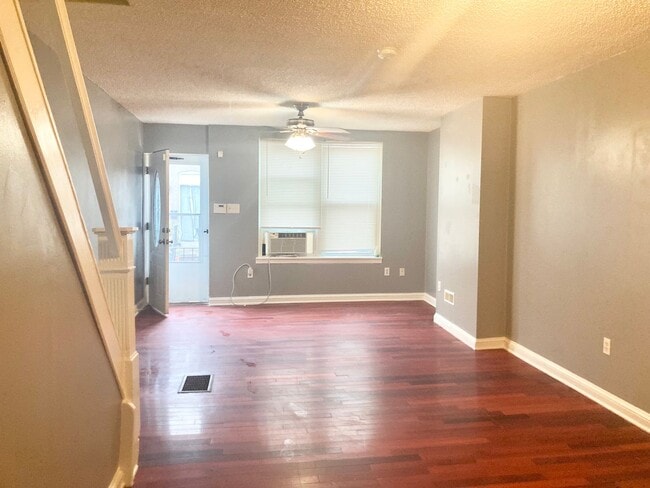 Building Photo - Updated 3-Bedroom in Grays Ferry