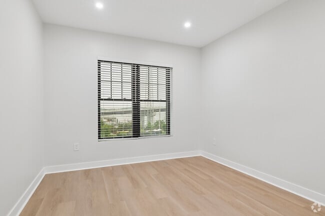2BR, 2BA - 961SF - Bedroom