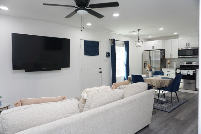 Photo - 8724 Peachtree St