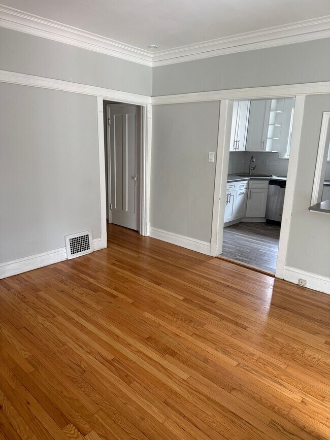 Photo - 2439 W Byron St
