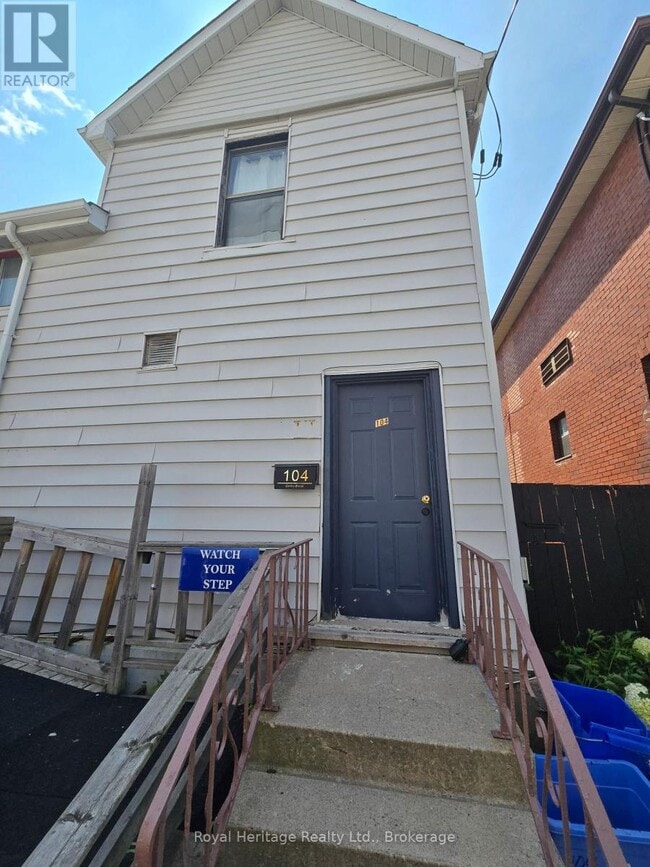 Photo - 104 Centre St N