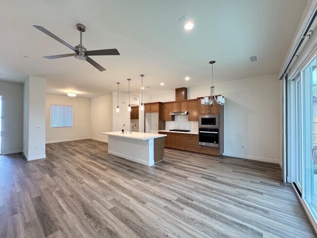 Photo - 2042 Daffodil St