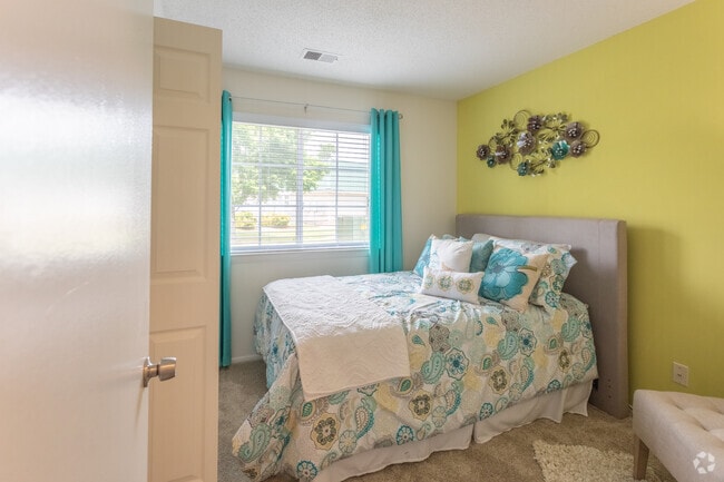2BR,1BA,-925SF