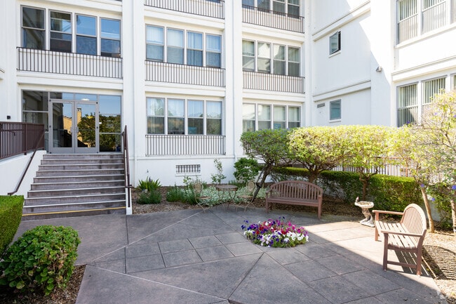 Building 400 - Courtyard