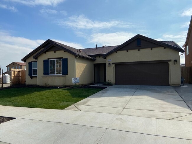 Building Photo - 4 Bedroom home located in Northside Visalia! Available Soon!