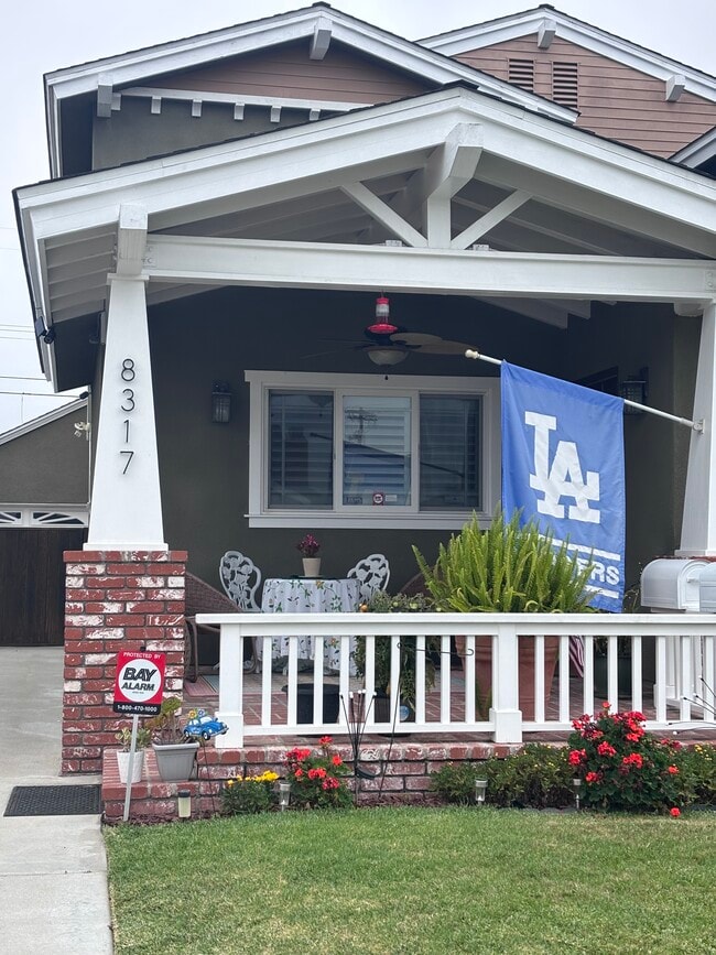 This is. A adu in the back-837 - 8315 Kenyon Ave Apartamentos Unidad 8315 Kenyon ave