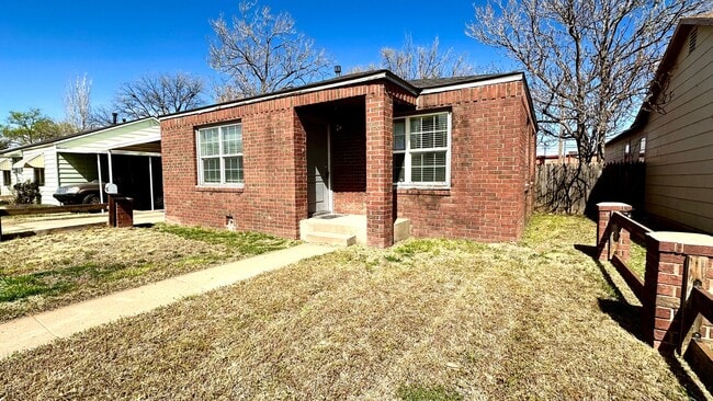 Building Photo - Super Cute 2/1 Just Minutes From Tech and Hospitals!