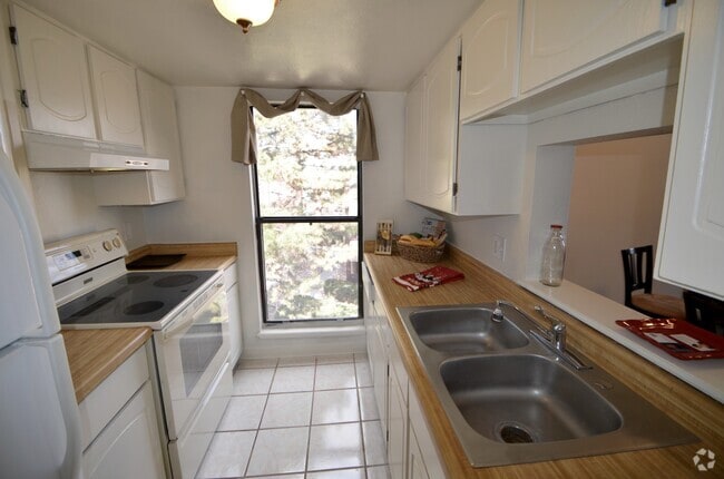Building Photo - Penthouse 1 Bedroom with Loft! Unit C11