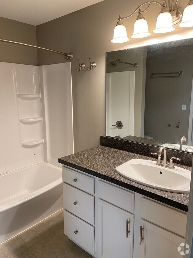 Building Photo - 1920 Crest Hollow Dr Unit 1920 Crest hollow  DR Rental