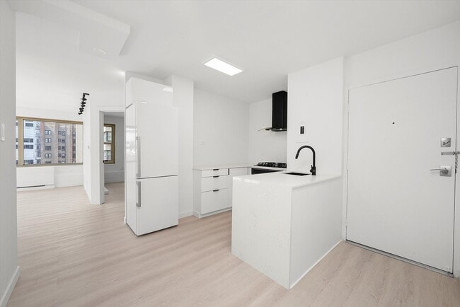 Photo - 247 E Chestnut St Unit 2004