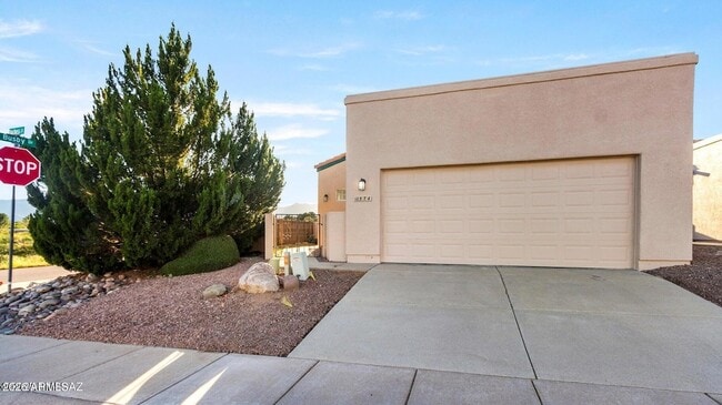 Building Photo - 574 Duchess Dr