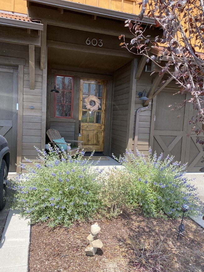 Building Photo - Beautiful Townhome in New Castle