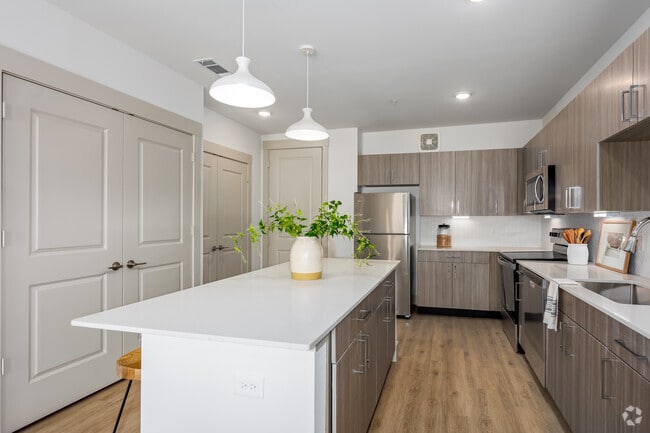 1BR, 1BA - 747SF