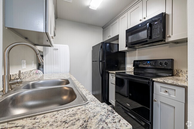 1BR/1BA 521 SF - Kitchen (Unit 2) - ROOKWOOD GOLF APARTMENTS