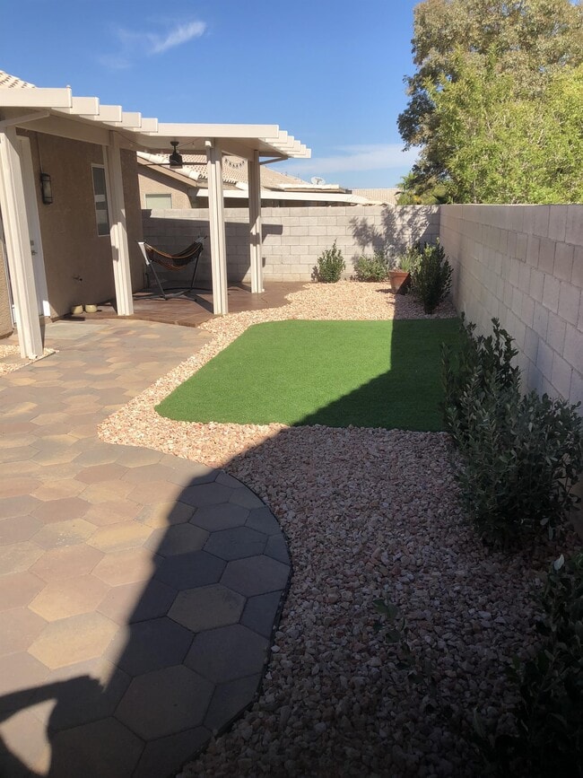 Photo - 198 Crown Imperial St