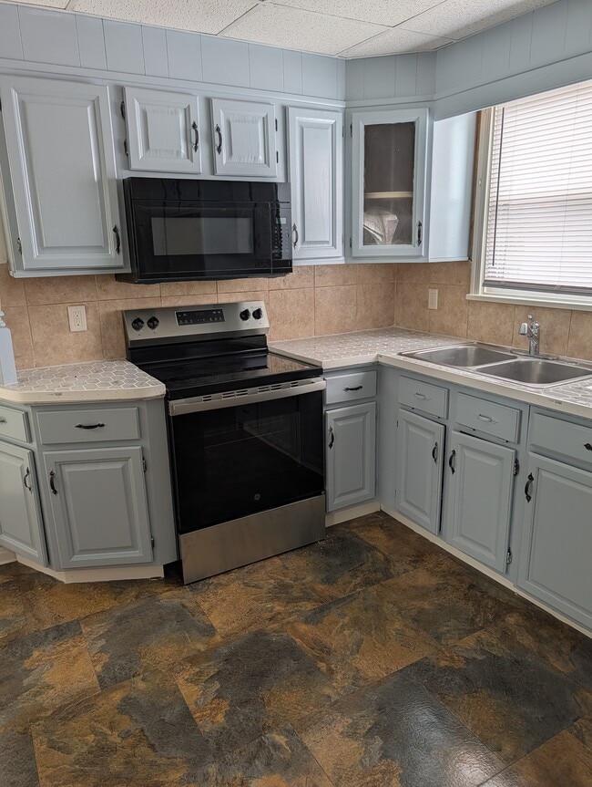 Building Photo - 315 W 11th St Unit 315 b