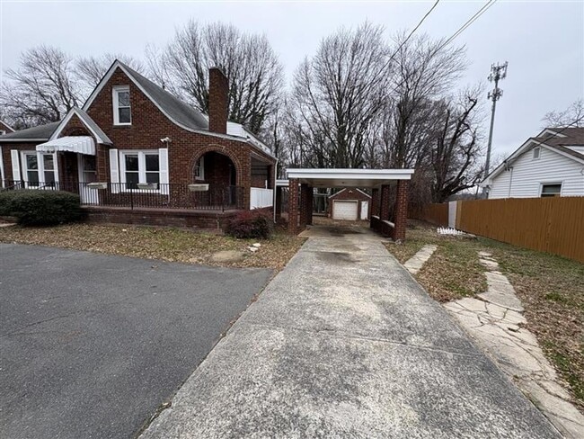 Photo - Quaint Brick Cottage w/Covered Parking