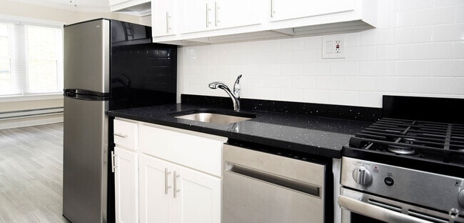 Building Photo - 648 W Roscoe St Rental